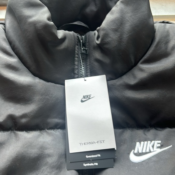 Nike women puffer vest new with tags size small oversized - Picture 2 of 3